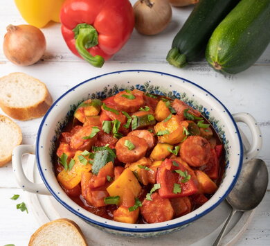 Ratatouille hongroise traditionnelle avec saucisse