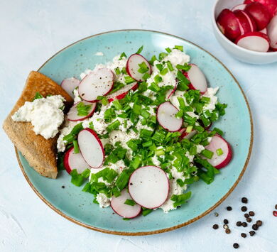 Cottage cheese with radish and chives