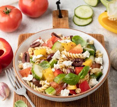 Salade de pâtes aux tomates, aux poivrons, au concombre, aux olives et à la feta