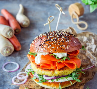 Petersilien-Burger mit eingelegten Möhren