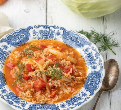 Soupe au chou, aux poivrons, aux tomates, à la viande hachée et au riz