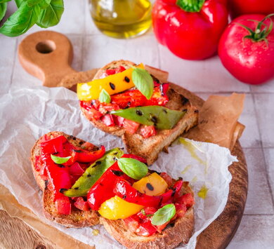 Bruschetta mit gegrillten Paprikaschoten