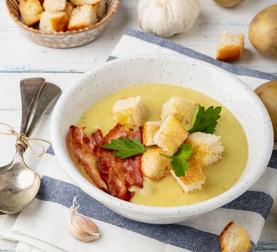 Potato and garlic soup with croutons and bacon crisps