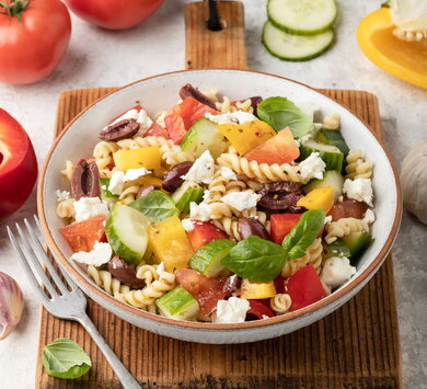 Nudelsalat mit Tomaten, Paprika, Gurken, Oliven und Feta