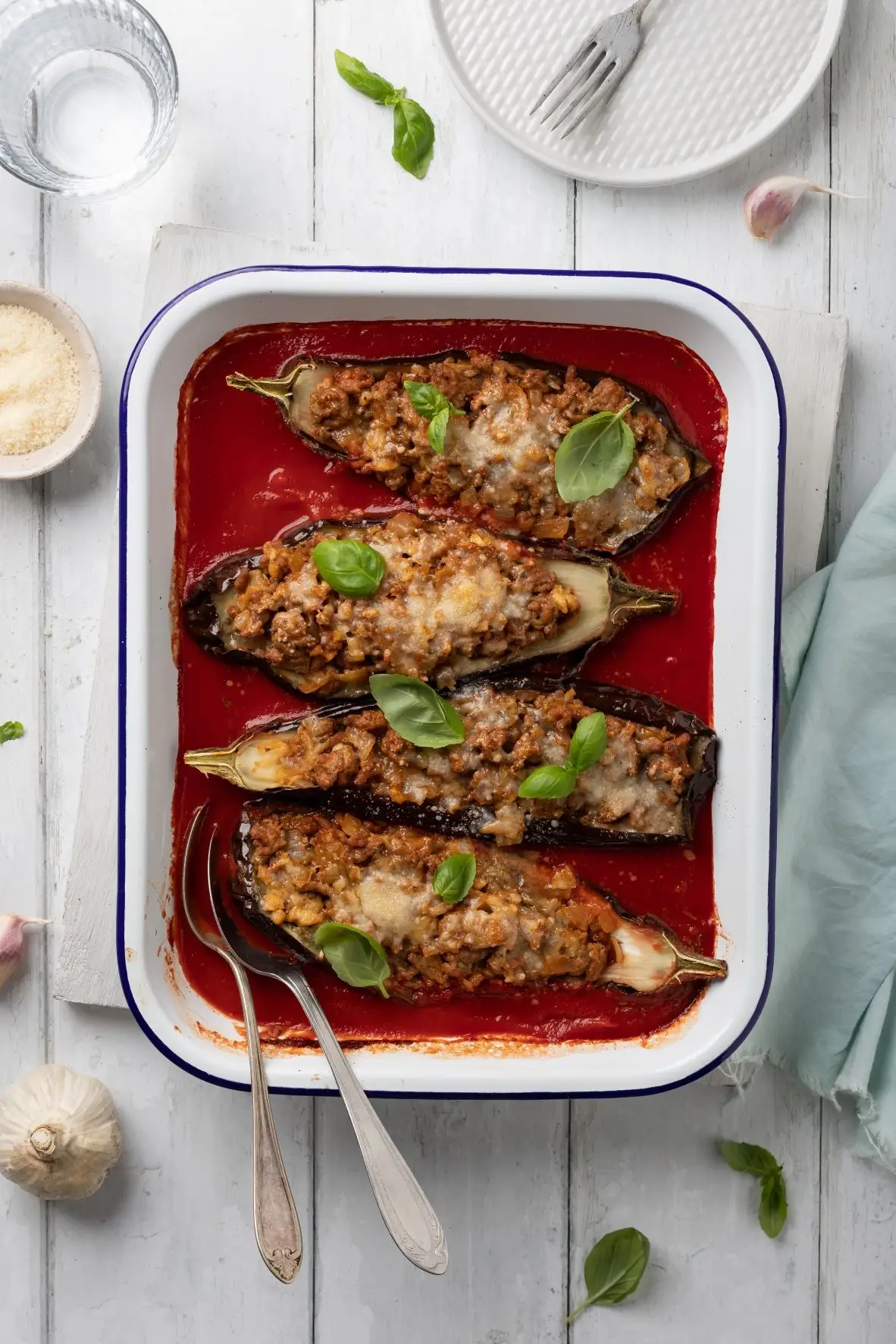 Aubergine gefüllt mit Hackfleisch in Tomatensoße 