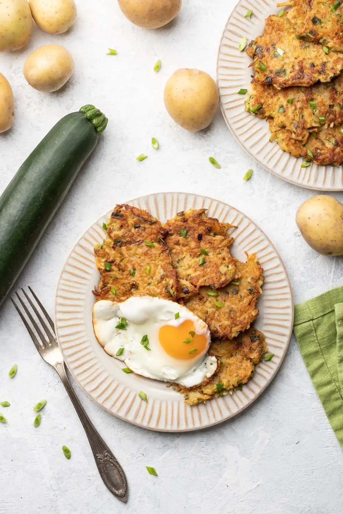 Kartoffel-Zucchini-Pfannkuchen mit Spiegelei