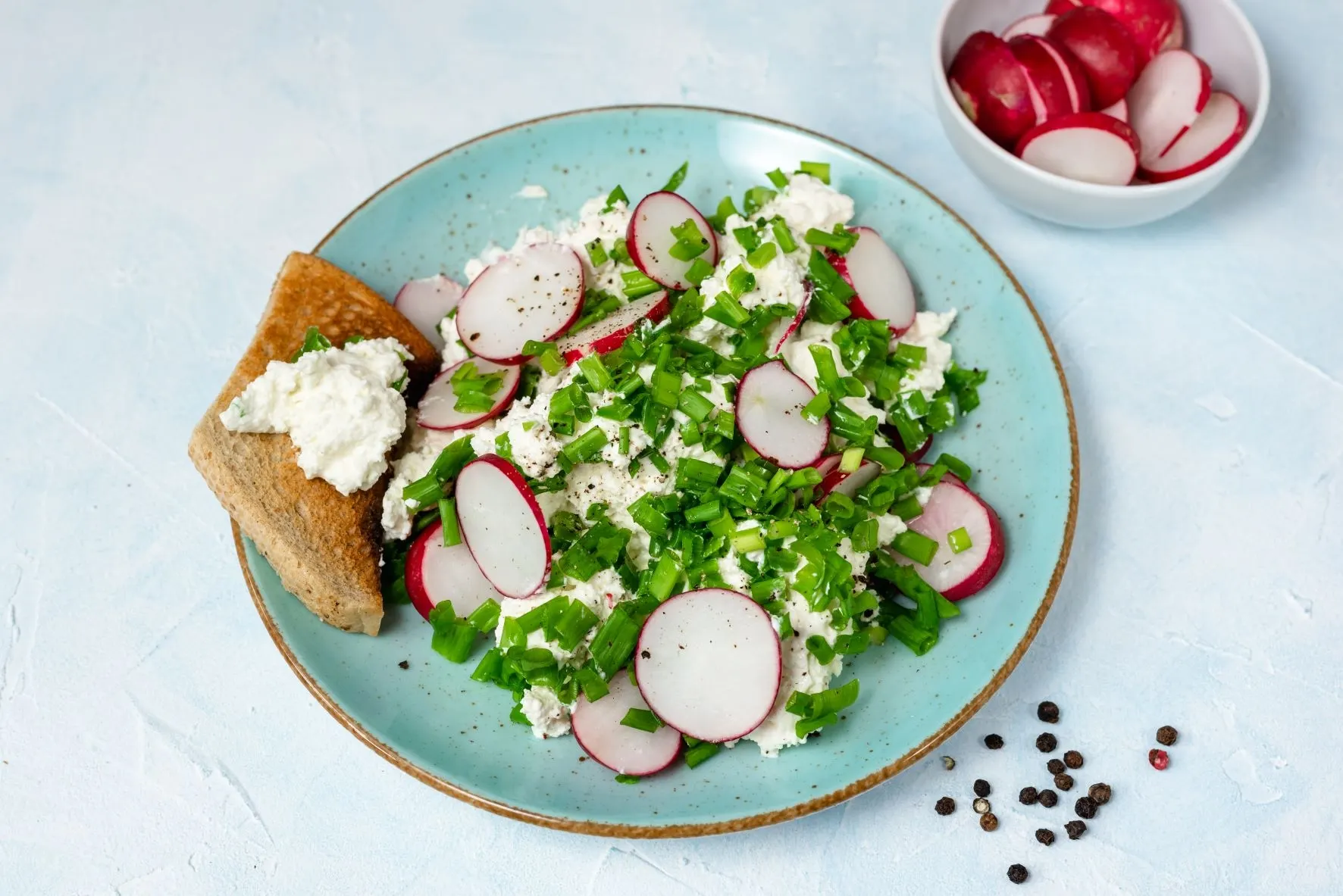  Cottage cheese with radish and chives 