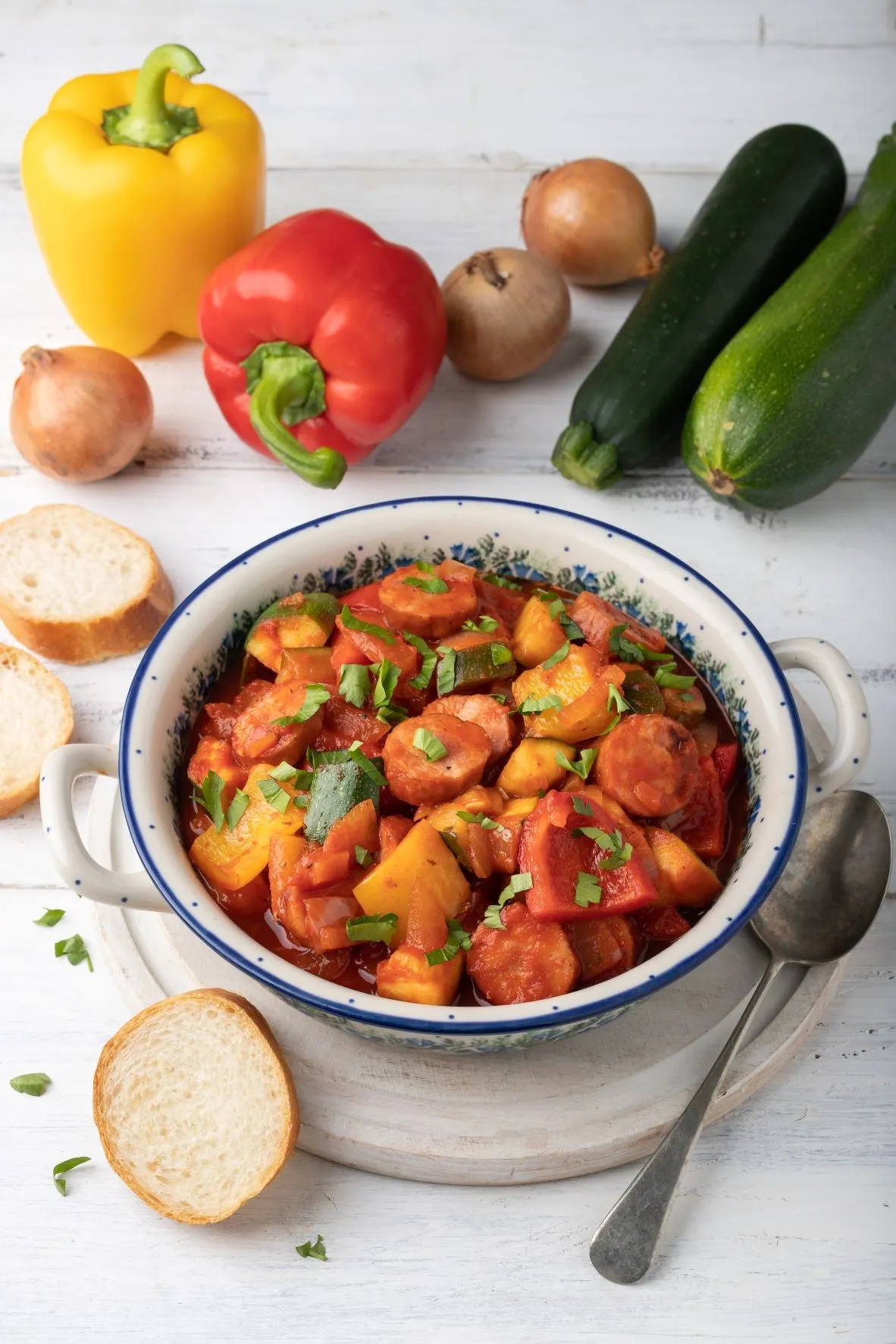 Ratatouille hongroise traditionnelle avec saucisse