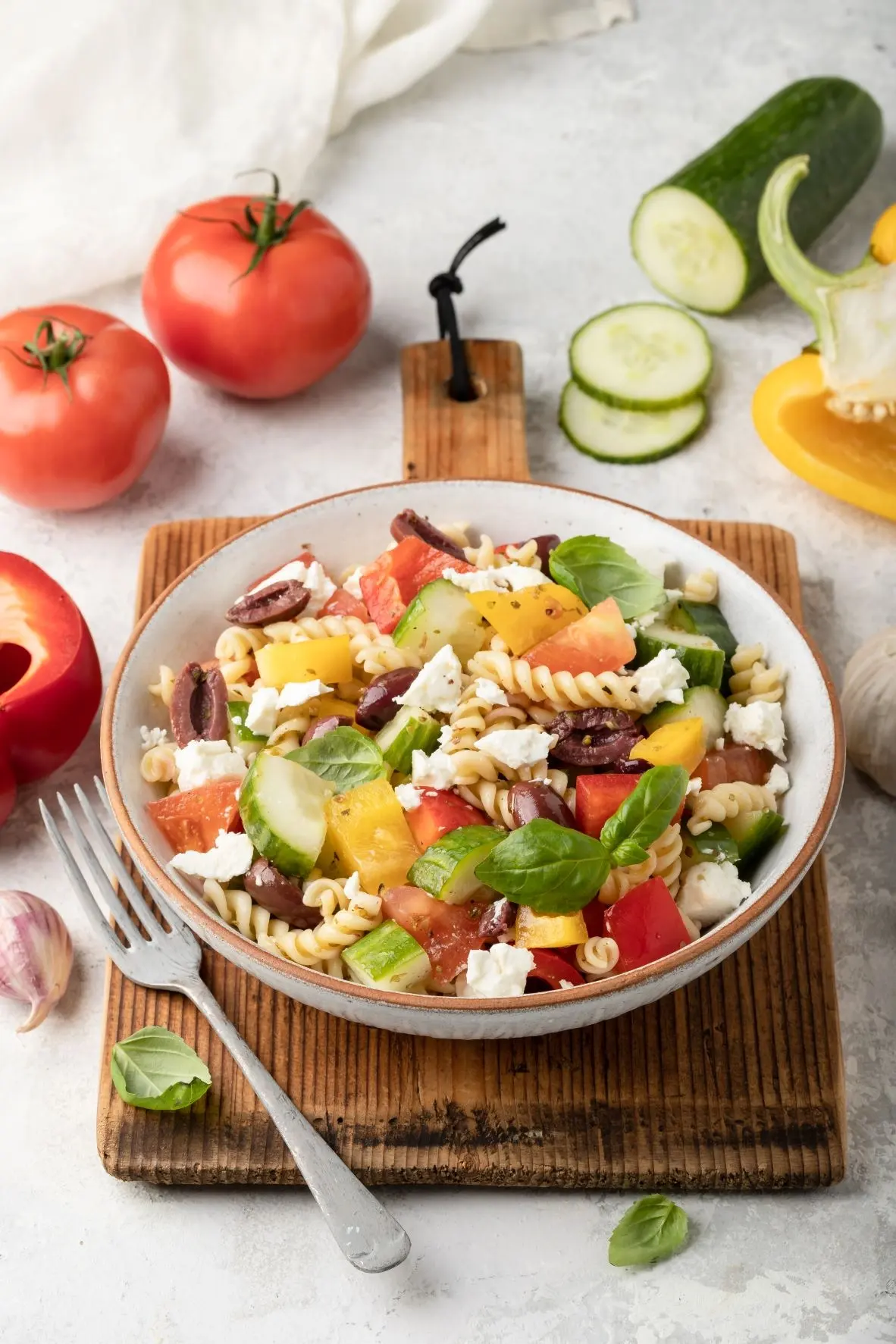 Salade de pâtes aux tomates, aux poivrons, au concombre, aux olives et à la feta