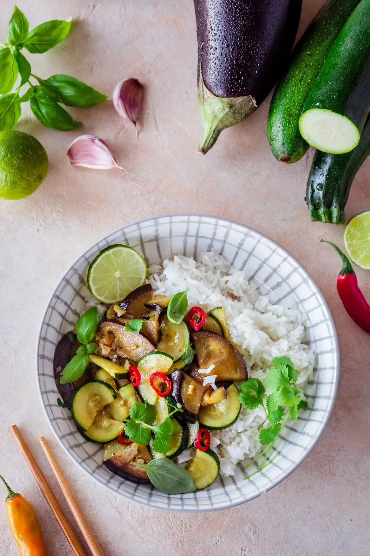 Stir-fry con berenjena y calabacín